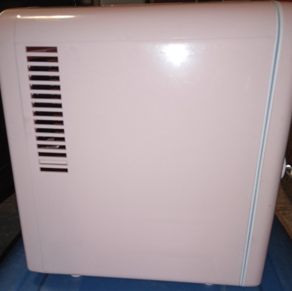 Retro pink Frigidaire mini cooler - Picture 4 of 6